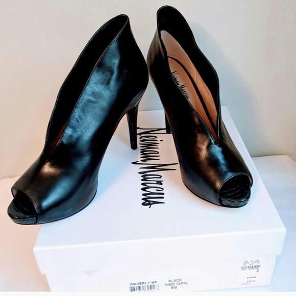 👠NWT NEIMAN MARCUS - Picture 2 of 6